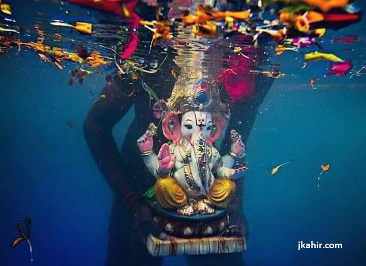 Awesome Pic Of Ganpati Visarjan Underwater